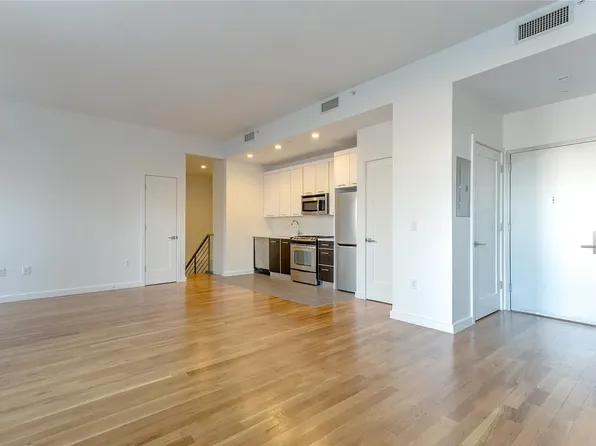 123 Parkside Avenue image 2 of 25