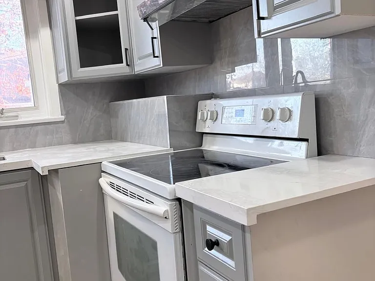 28 Brenda Cres #MAIN FLOOR — Photo 6