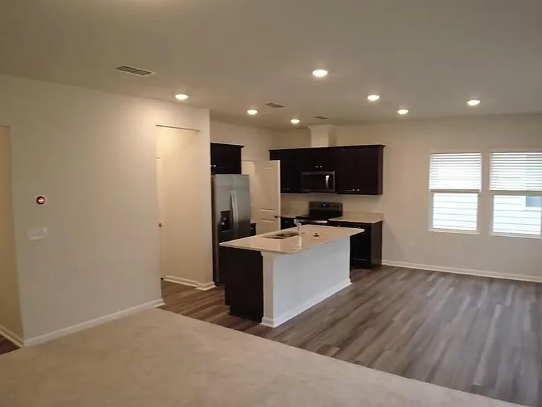 806 McKenzie Park Ter — Photo 5
