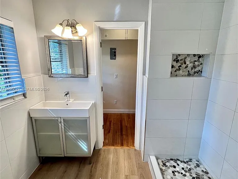 115 NE 14th Ave #3 — Photo 3