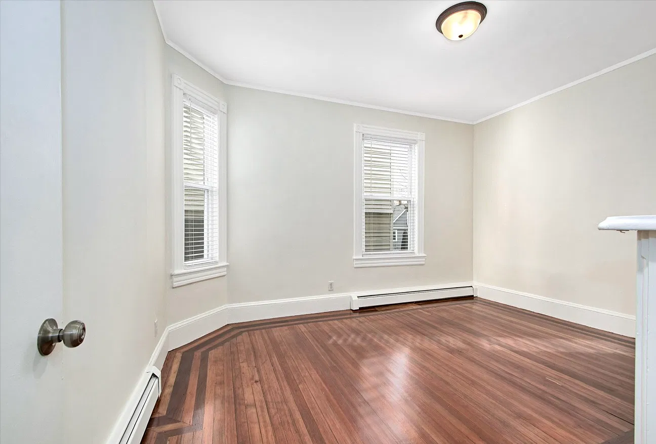 3 bed, 914 sqft, $3,950 — Photo 3