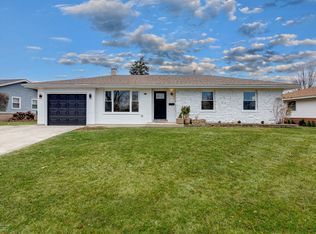 68 Keswick Rd, Elk Grove Village, IL 60007