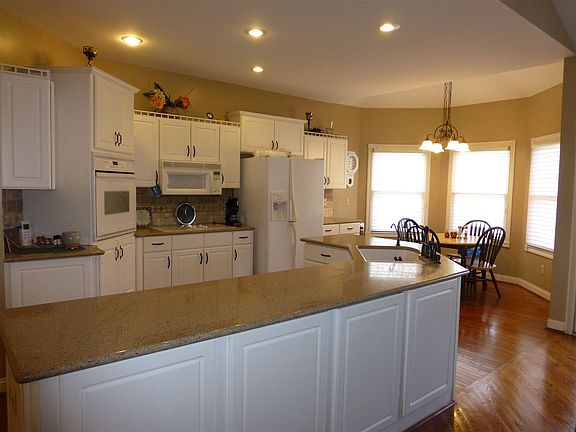 3rd image of 9659 Manassas Dr