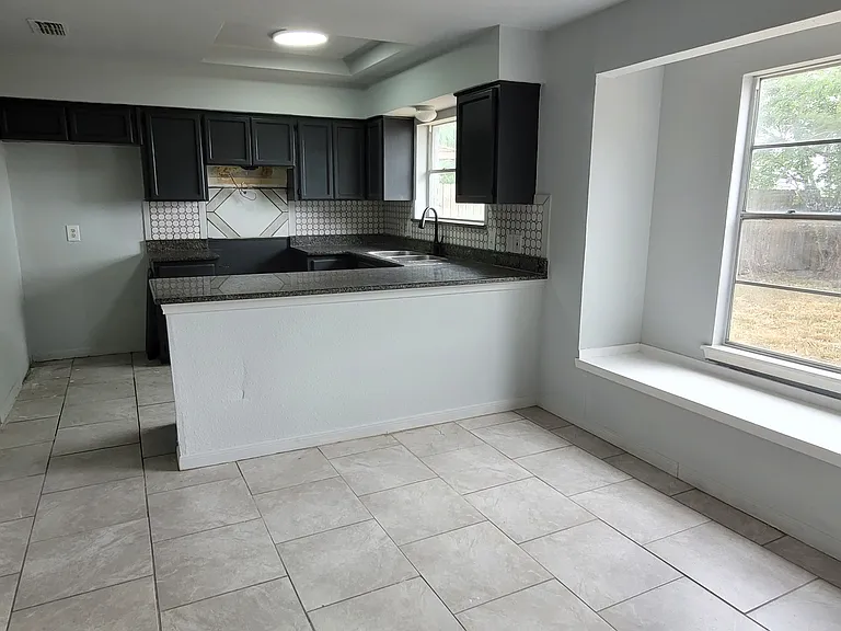 2413 Boca Chica Dr — Photo 3
