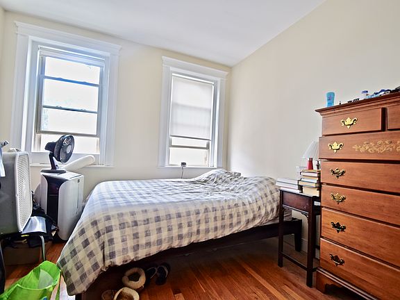 3rd image of 9 Colborne Rd APT 5