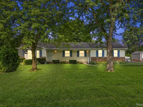 2947 Sun Terrace Dr, Hartland, MI 48353