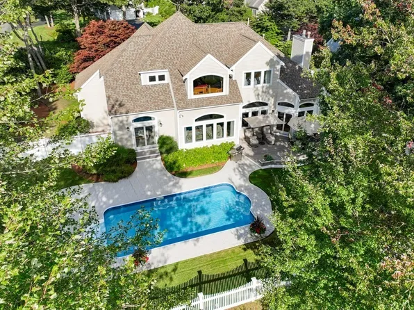 2 Birchwood Ln, Sandwich, MA 02563