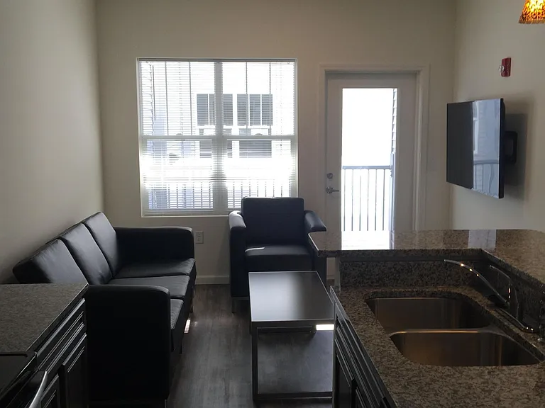 209 W Green St — Photo 8