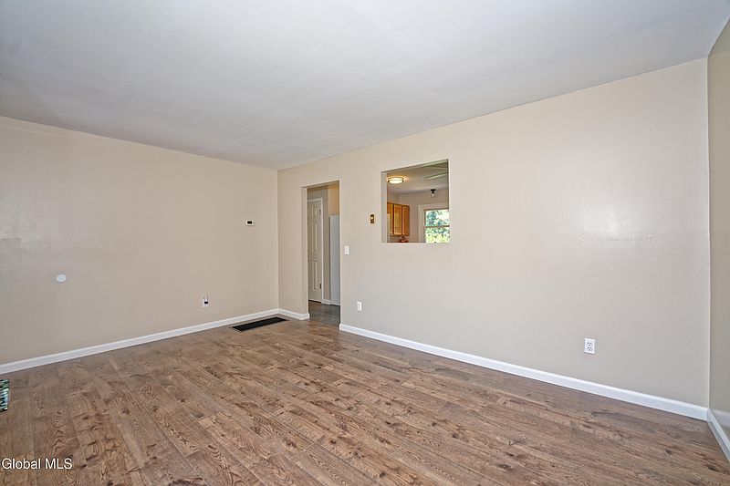 3rd image of 4 Farmington Avenue