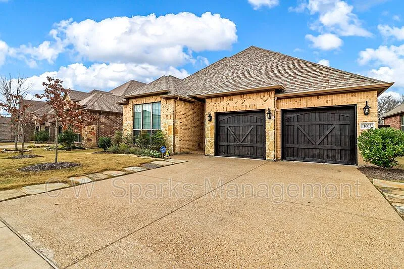 3 bed, 2.0 bath, 1967 sqft, $2,900 — Photo 2
