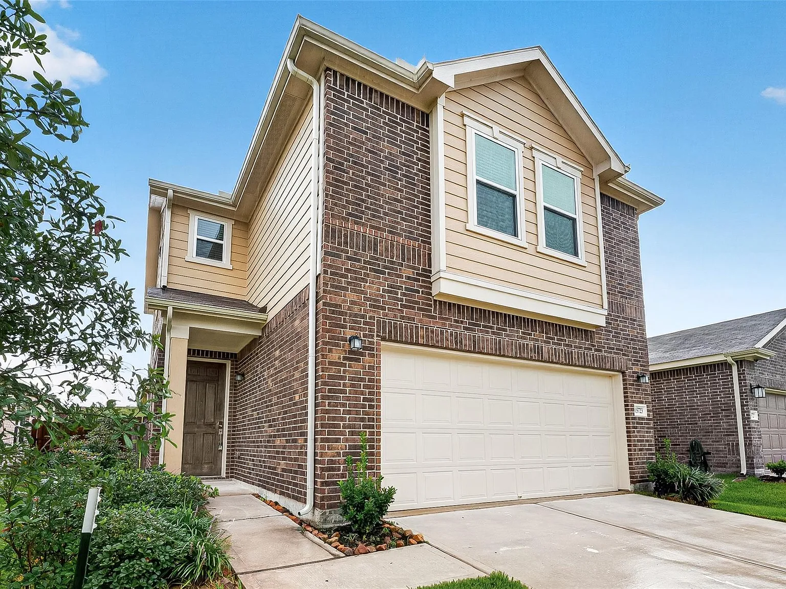 3 bed, 2.5 bath, 1694 sqft, $2,300 — Photo 2