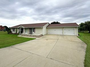 1910 Lakeview Ln, Dixon, IL 61021