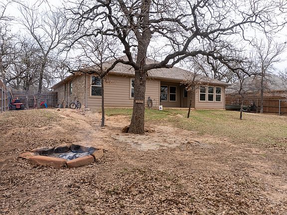 3rd image of 207 Shady Oaks Dr