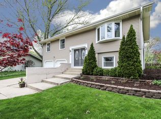 1345 Fairmont Rd, Hoffman Estates, IL 60169