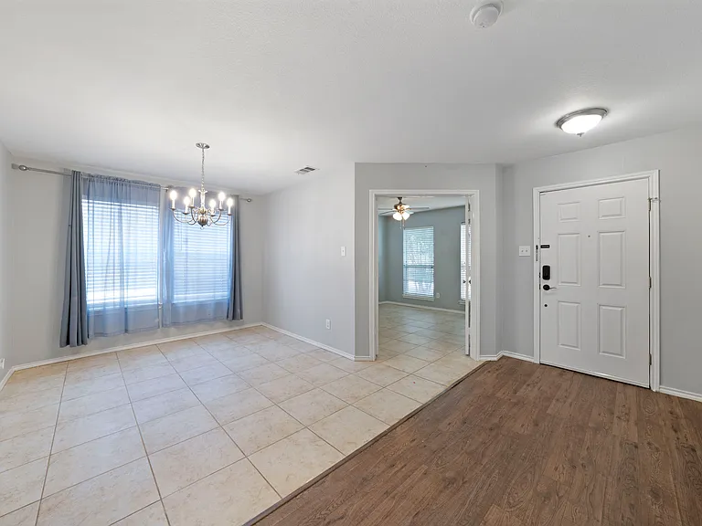 2105 Arthur St — Photo 2