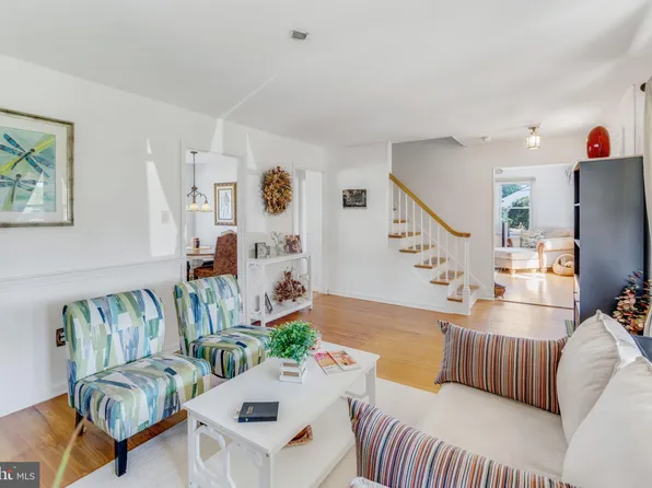 901 Hilltop Rd, Cinnaminson, NJ 08077