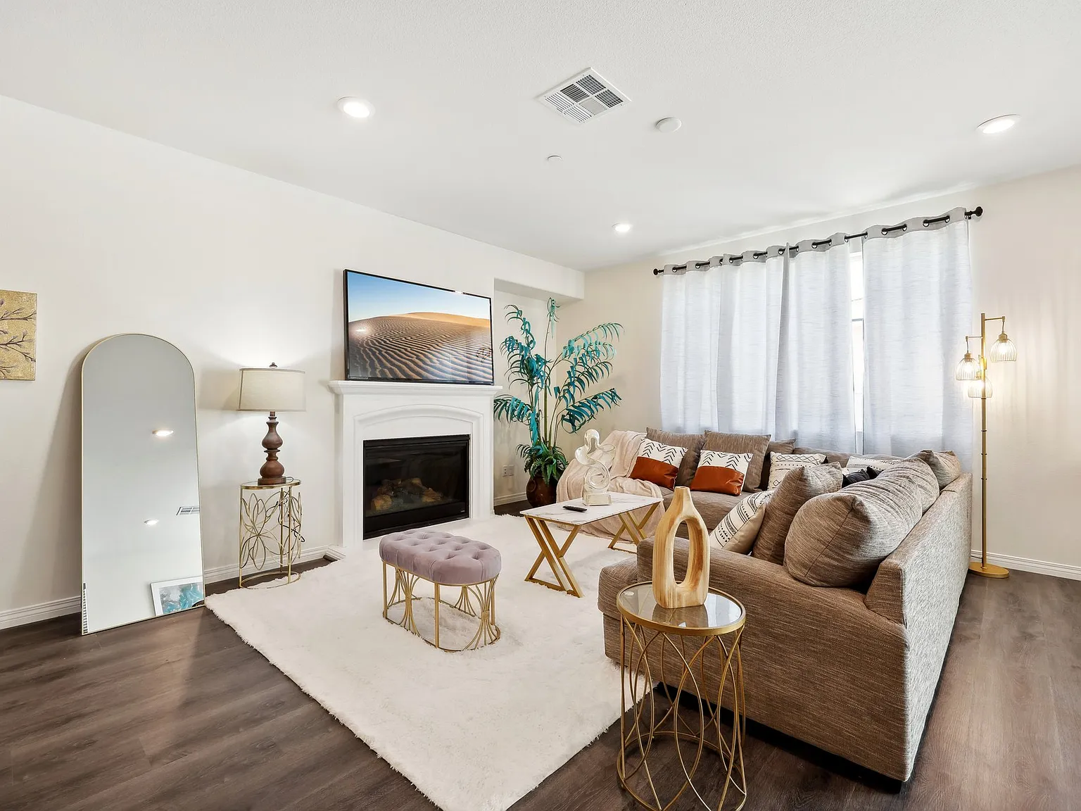 5 bed, 3.5 bath, 3000 sqft, $8,900 — Photo 2