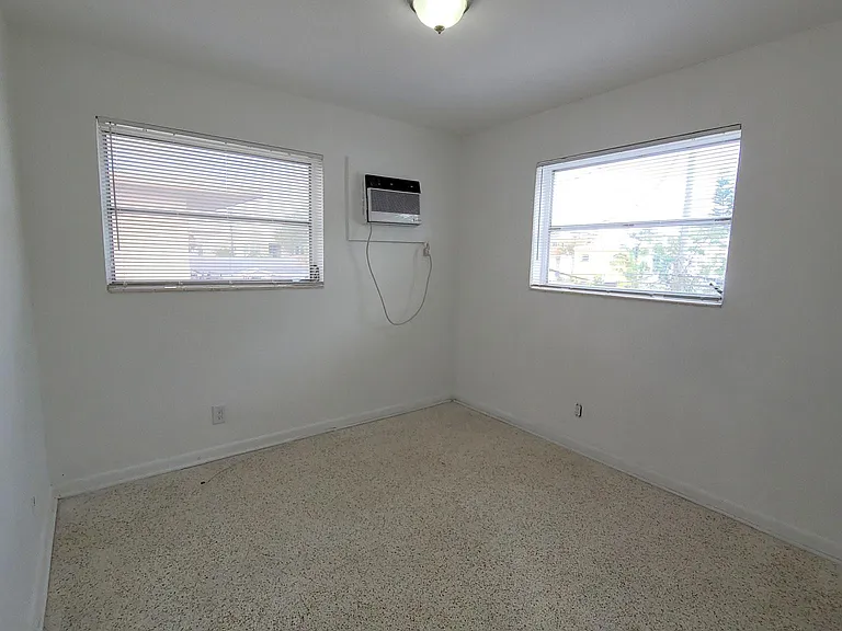 831 SW 4th St #6 — Photo 11