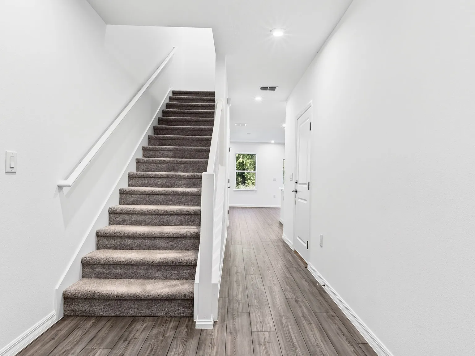 Unfurnished 3/2.5 Townhome In Tavares — Photo 3