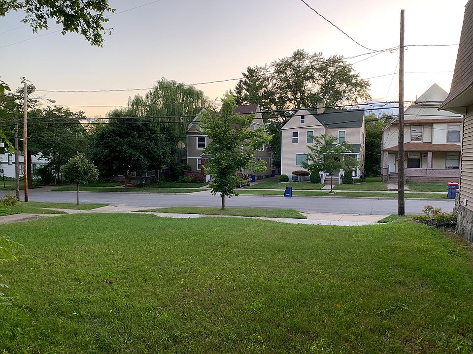 Facing west at Union Ave 