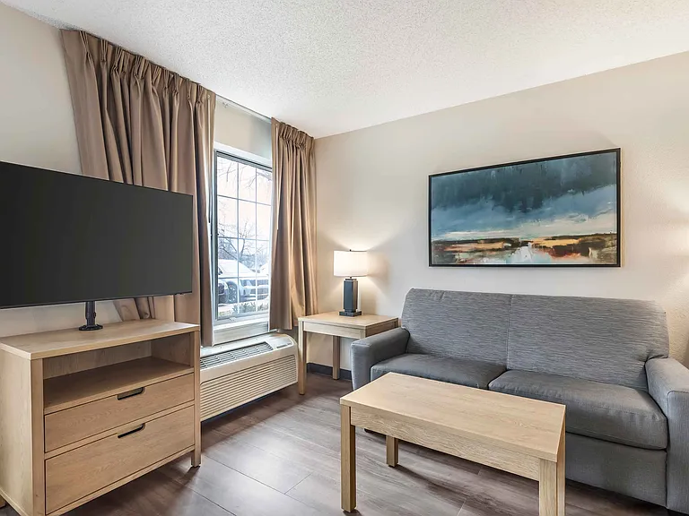 Deluxe Studio - 1 King Bed