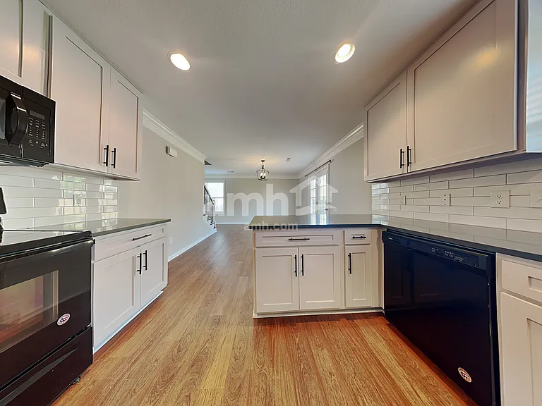 8124 Cambridge Reserve Dr — Photo 4