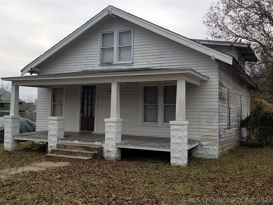 2nd image of 214 E Fort Worth St
