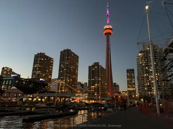 250 Queens Quay W #1104, Toronto, ON M5J 2N2