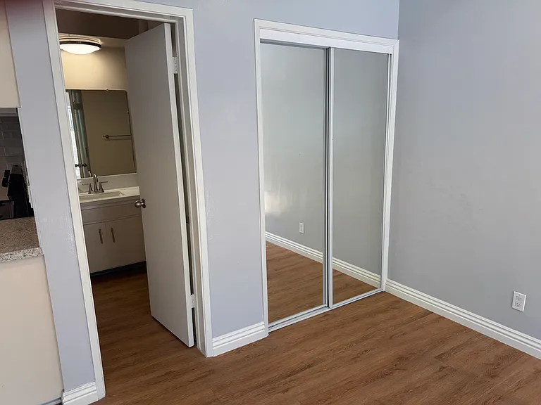1040 N Laurel Ave #9 — Photo 3