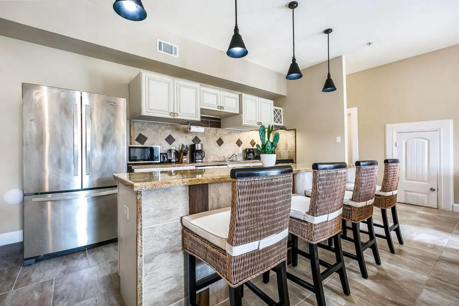5 bed, 4.0 bath, 2152 sqft, $5,421 — Photo 2
