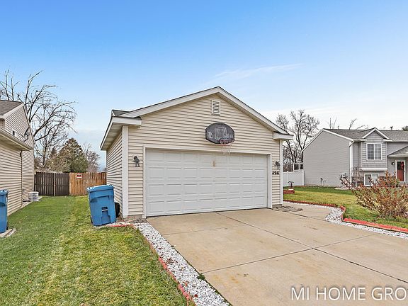 3rd image of 4941 Silverglen Dr SE