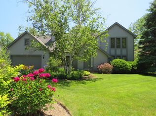 914 Atkinson Rd, Lake Bluff, IL 60044