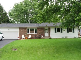 9 McIntyre Dr, Warrensburg, IL 62573