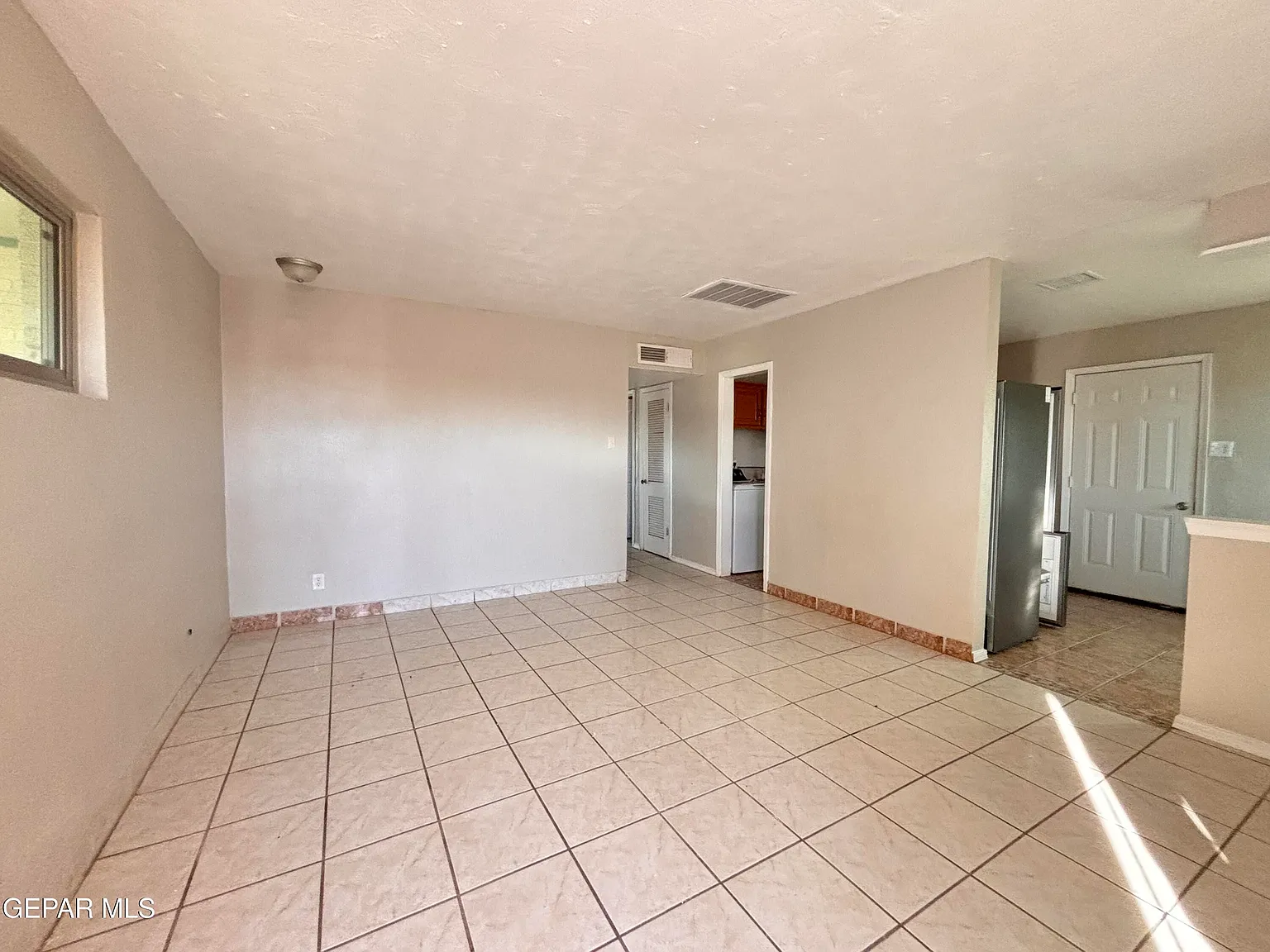 3 bed, 1041 sqft, $1,200 — Photo 3
