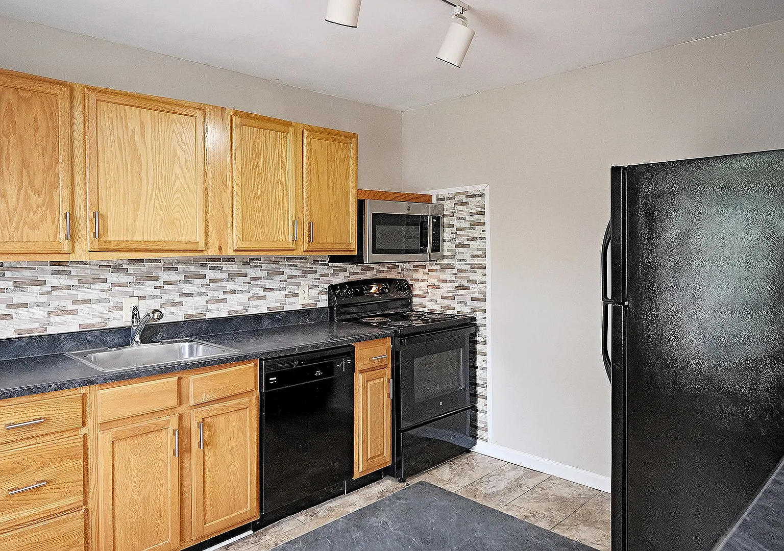 Dog-Friendly Villas at Southern Ridge Apartment With Community Amenities — Photo 4