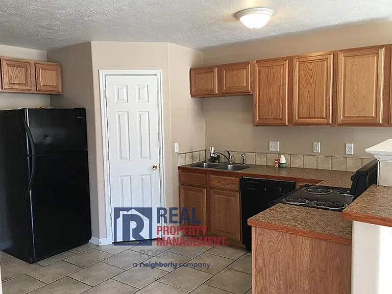 1592 Zener St — Photo 2