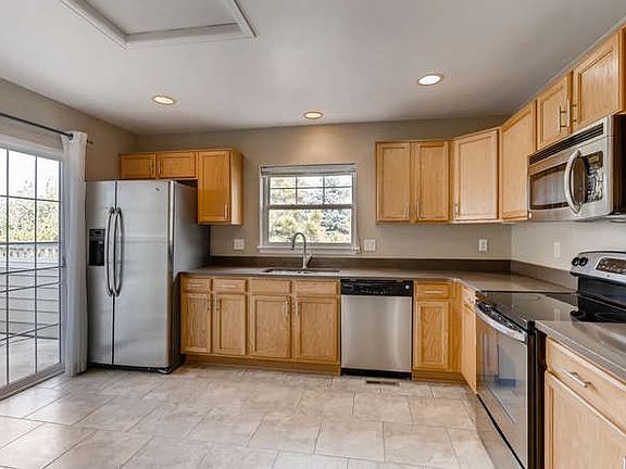 spacious kitchen w/ Caesar stone countertops