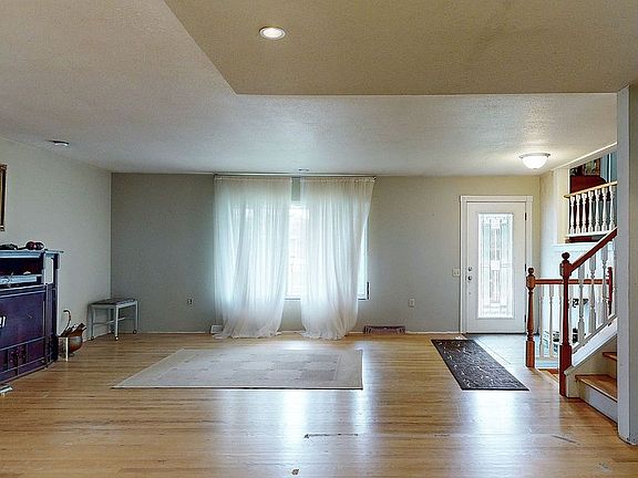 4th image of 1820 Country Club Dr