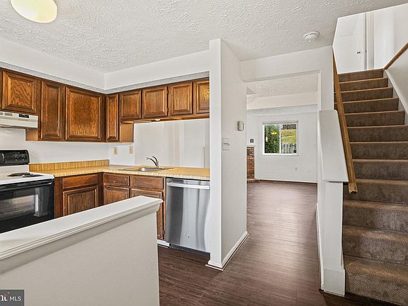 3rd image of 3525 Laurel View Ct