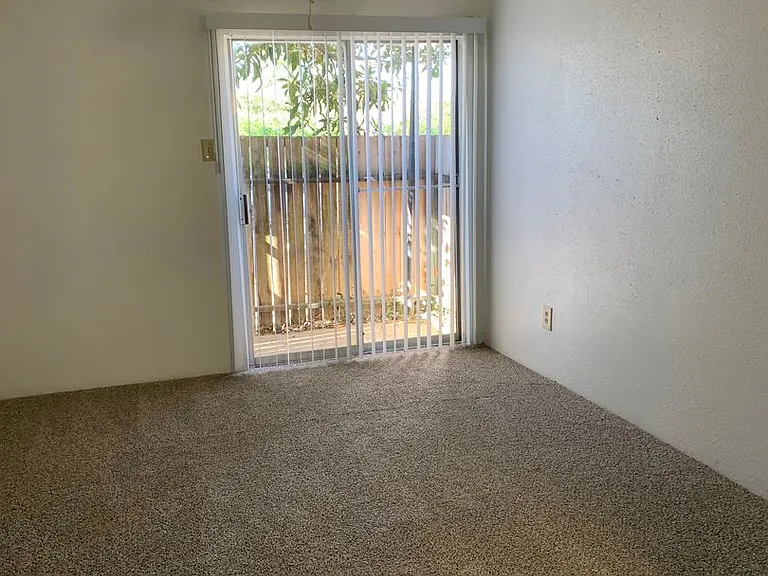 Emerald Cove Apartments — Photo 28