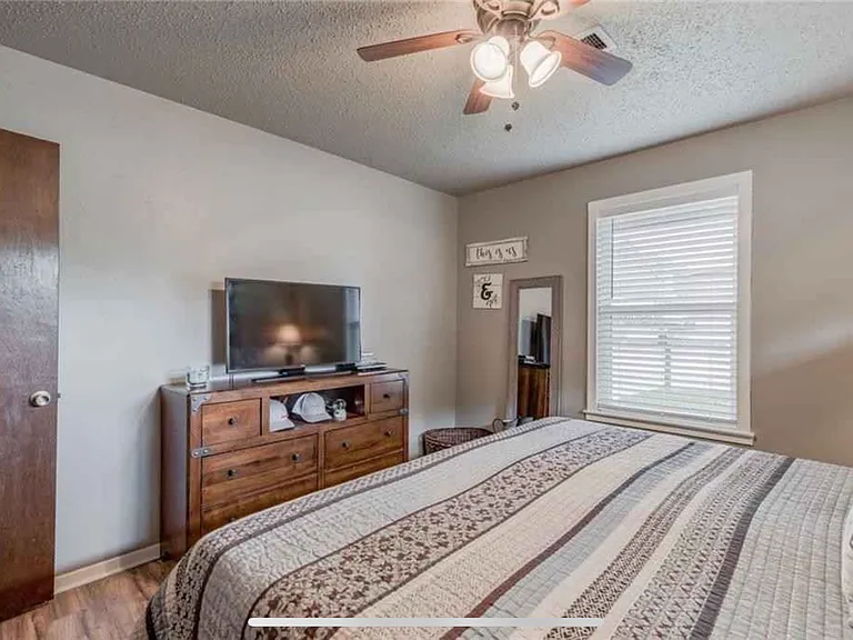 203 E Brier Ln — Photo 13
