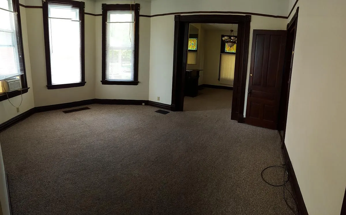 6 bed, 2401 sqft, $3,000 — Photo 2