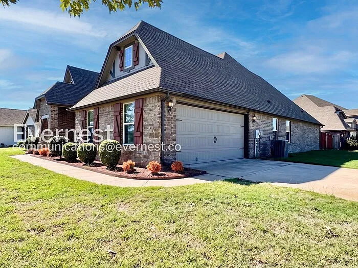 4 bed, 3.0 bath, 2111 sqft, $2,350 — Photo 3