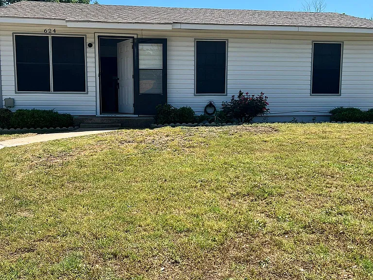 624 Park Ln — Photo 1