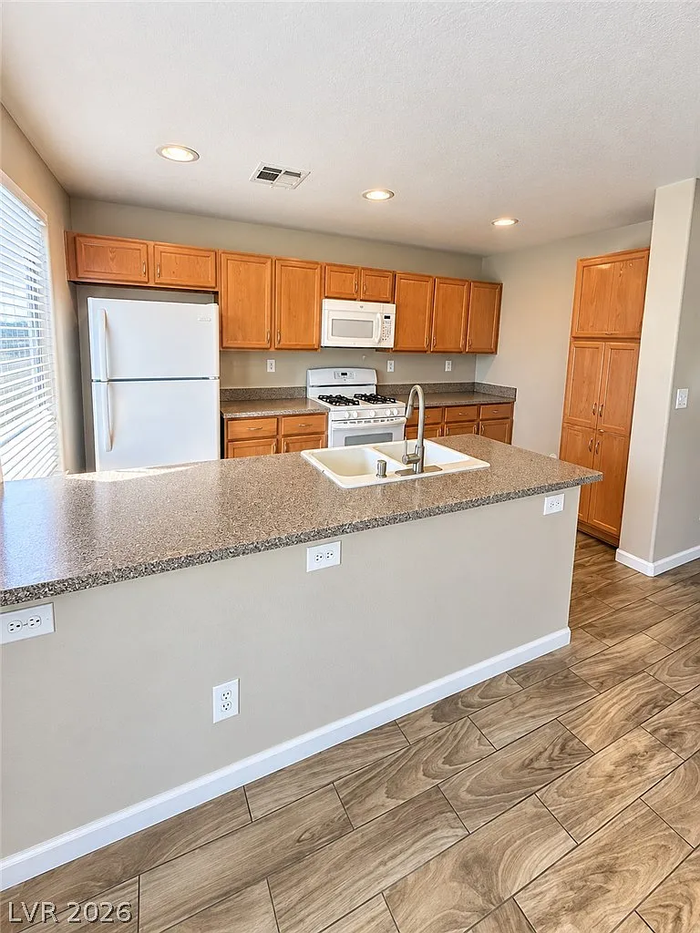 3 bed, 2.5 bath, 1310 sqft, $1,700 — Photo 3
