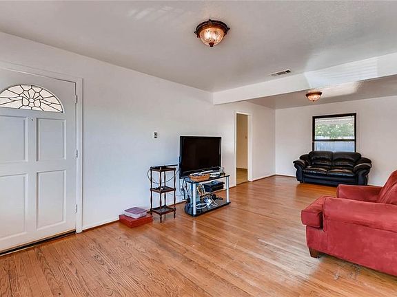 2nd image of 2557 Glenfield Ave
