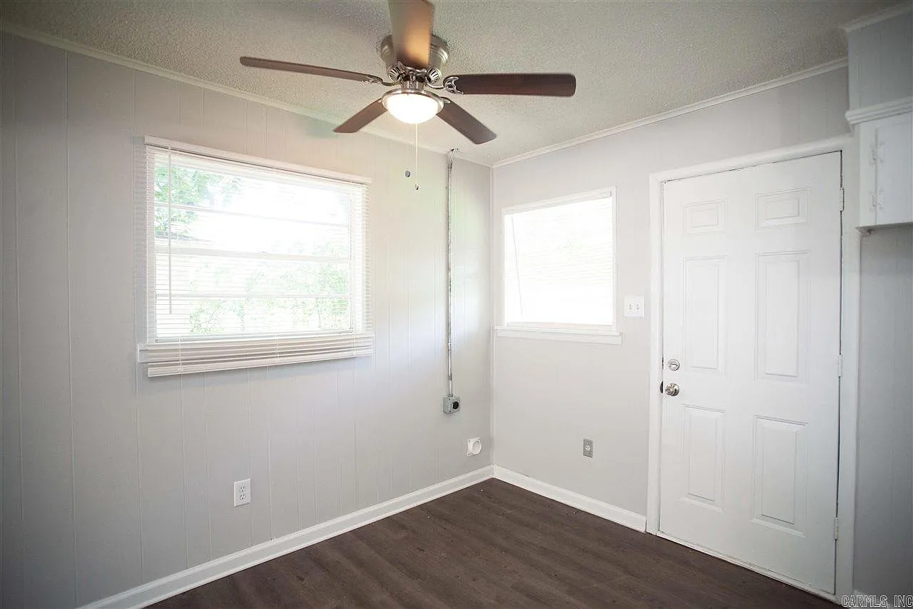3 bed, 1.0 bath, 884 sqft, $895 — Photo 4