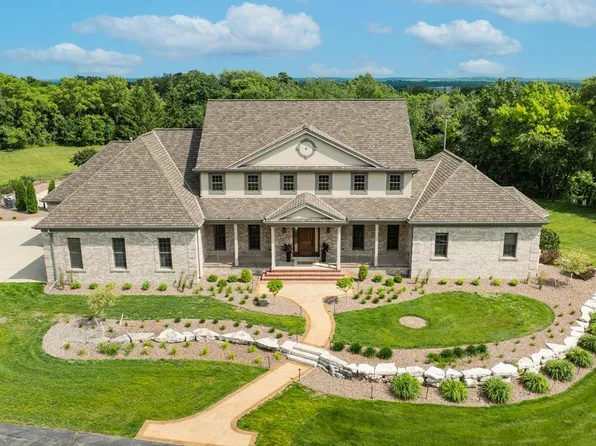 W304S8266 Oakridge DRIVE, Mukwonago, WI 53149