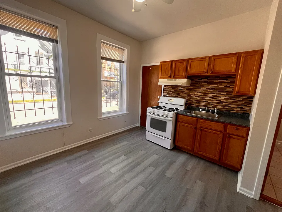 3227 S Carpenter St #1M