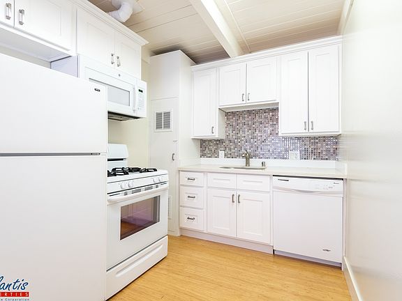 3rd image of 601 Middle Rd APT 1